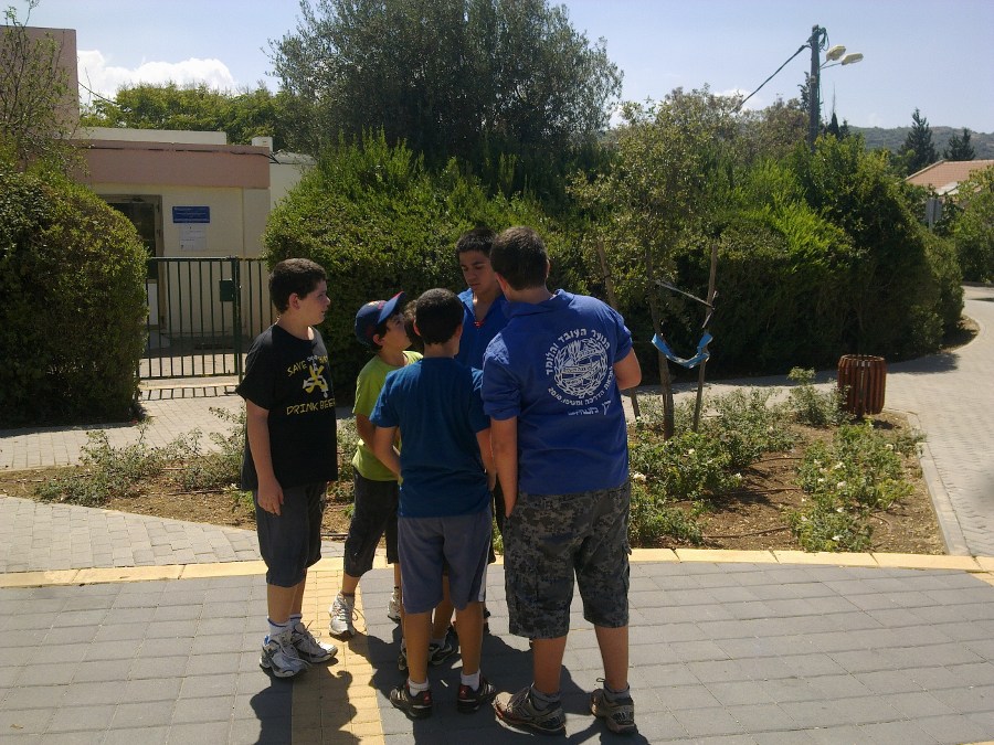 איצקה וניב עם חניכי שכבה ה' "המקק המשותק"